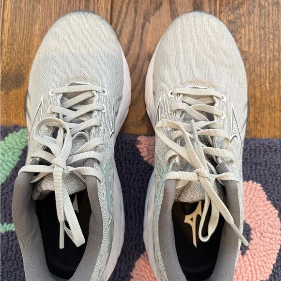 Brand New Mizuno Women’s Sneakers - Picture 4 of 8